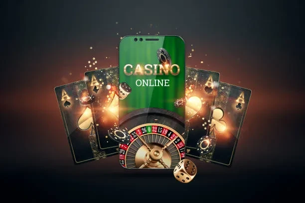 একটি সবুজ স্মার্টফোনের সামনে CASINO ONLINE লেখা, পেছনে তাস, রুলেটের চাকা, চিপ ও পাশার সাধারণ চিত্র।